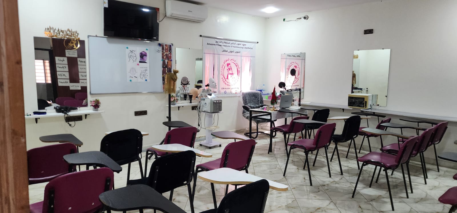 قاعة دراسية داخل المعهد